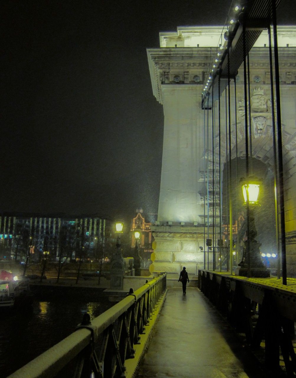 Szechenyi lanchid oder Kettenbrucke in Budapest im Winter 2010