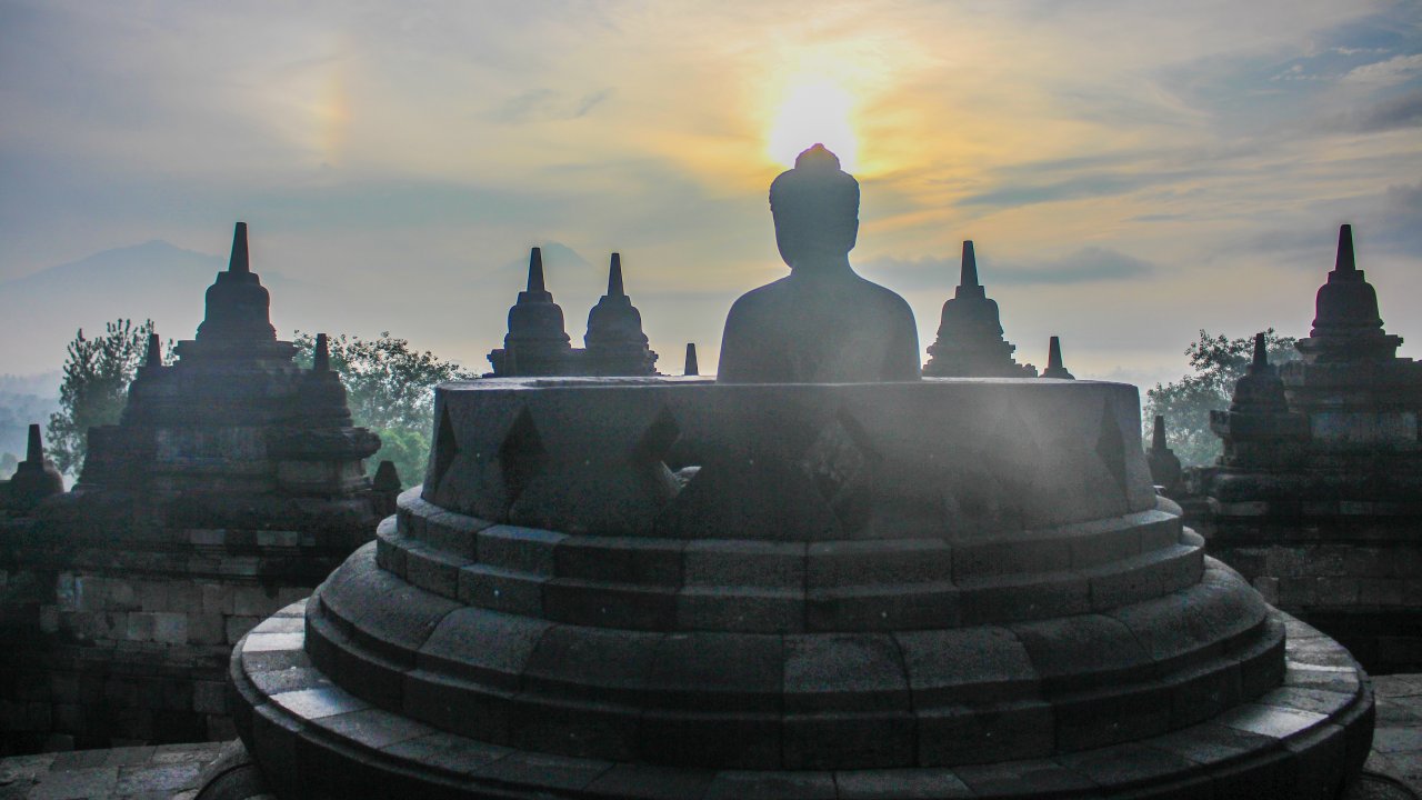Buddha mit Heiligenschein am Borobudur