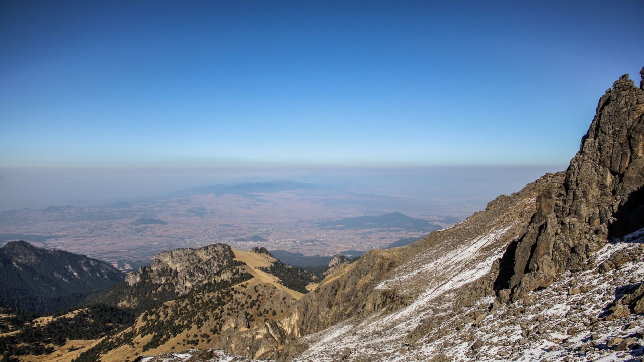 Blick vom Iztaccíhuatl ins Tal