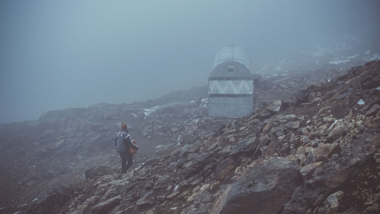 Grupo de los Cien Hütte im Abendnebel