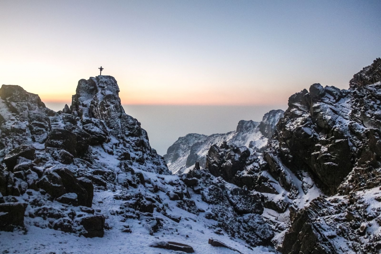 Gipfelkreuz im Schnee auf dem Iztaccíhuatl
