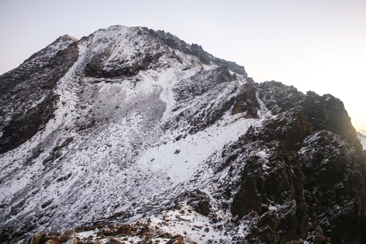 Grupo de los cien Cabin und Gipfel des Iztaccíhuatl