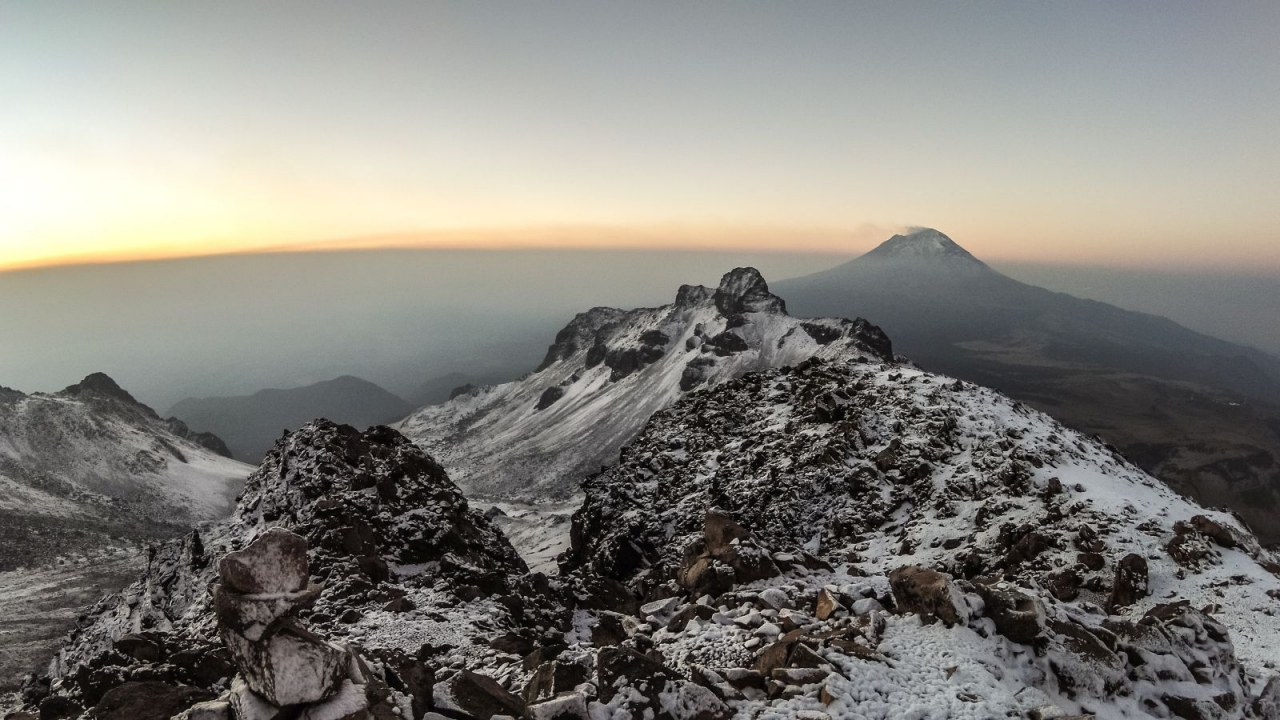 Sonnenaufgang auf dem Iztaccíhuatl mit Blick zum Popocatépetl