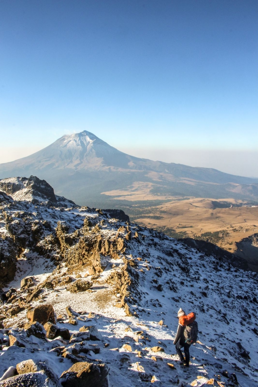Blick vom Iztaccíhuatl auf den Popocatépetl