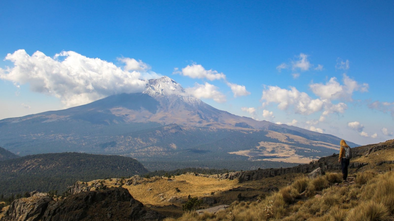 Blick vom Iztaccíhuatl zum Popocatépetl