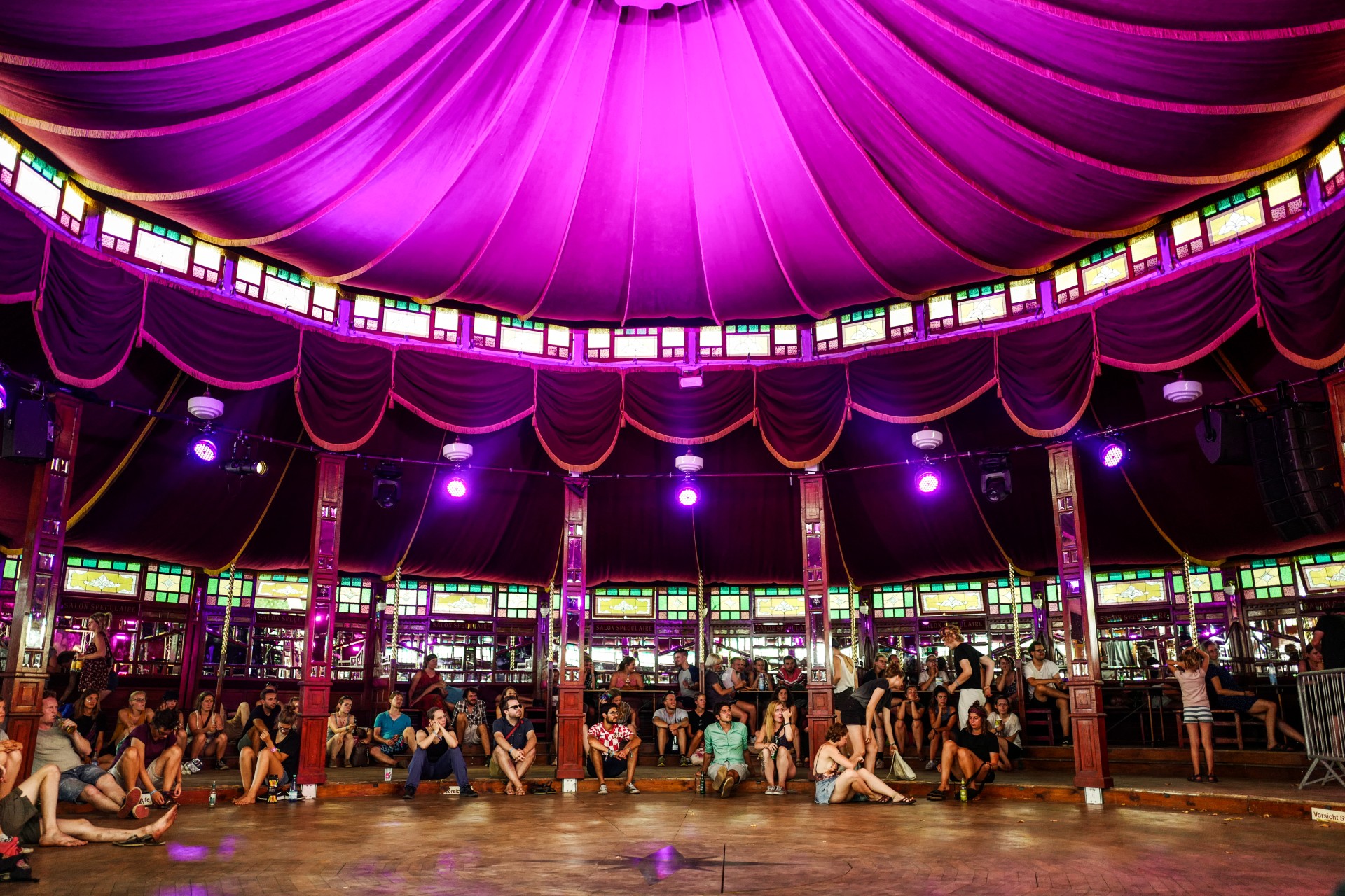 Im Spiegelzelt vom Appletree Garden Festival 2018
