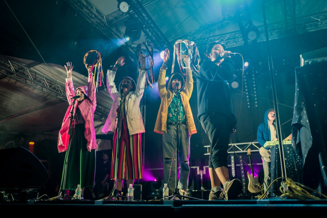 Superorganism live auf dem MS Dockville Festival